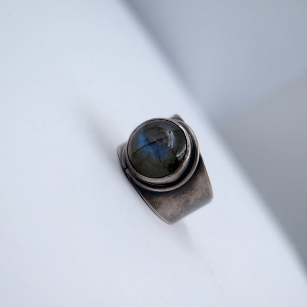 Bold Eye Ring in Silver & Labradorite - Alkisti Jewelry
