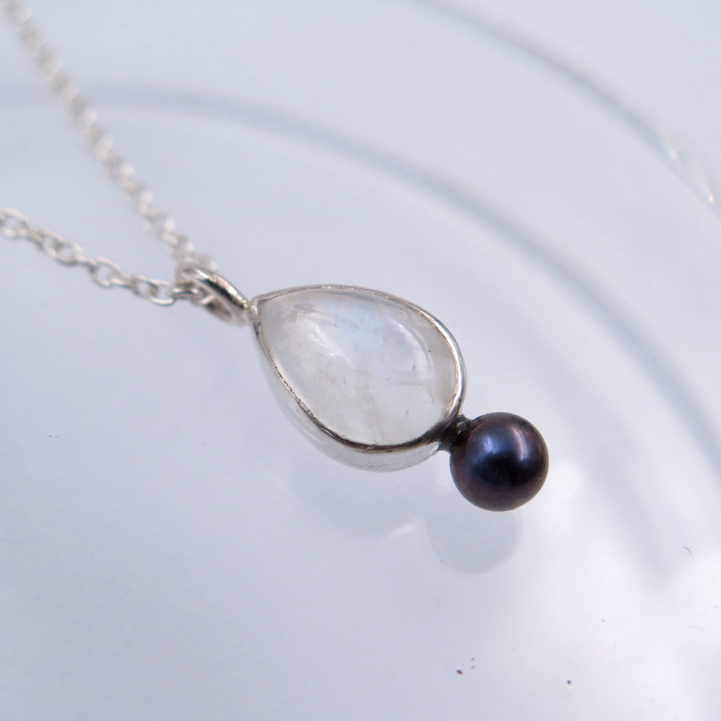 Aura Pendant in Moonstone & black pearl - Alkisti Jewelry