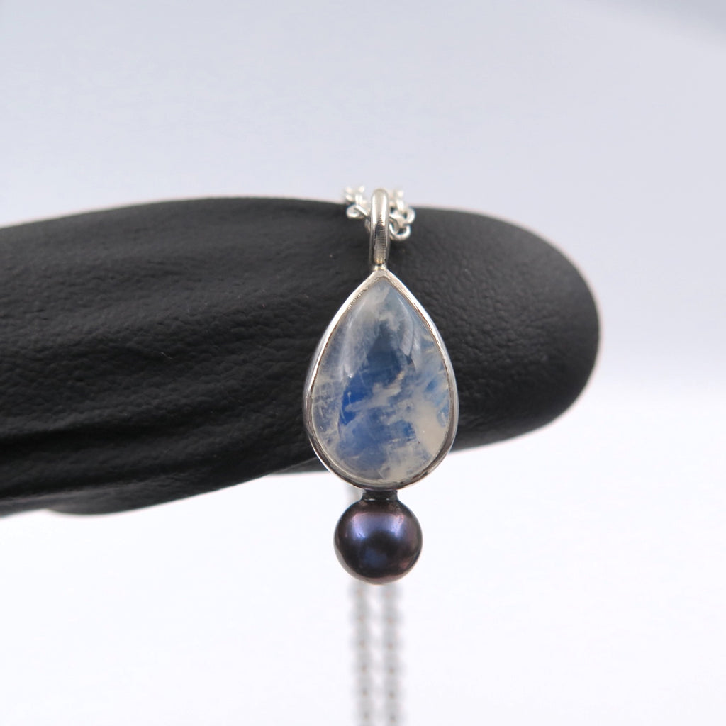 Aura Pendant in Moonstone & black pearl - Alkisti Jewelry