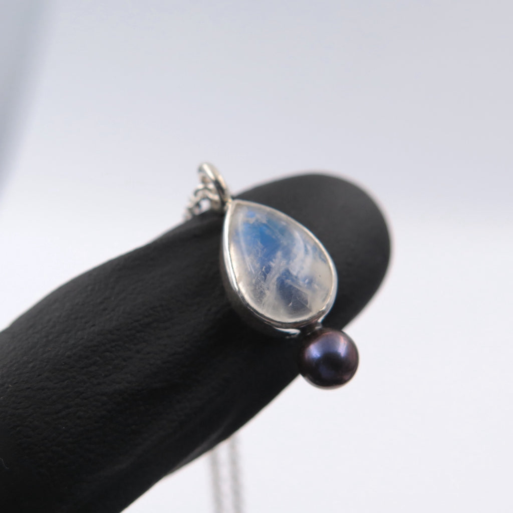 Aura Pendant in Moonstone & black pearl - Alkisti Jewelry