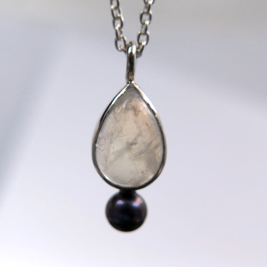 Aura Pendant in Moonstone & black pearl - Alkisti Jewelry