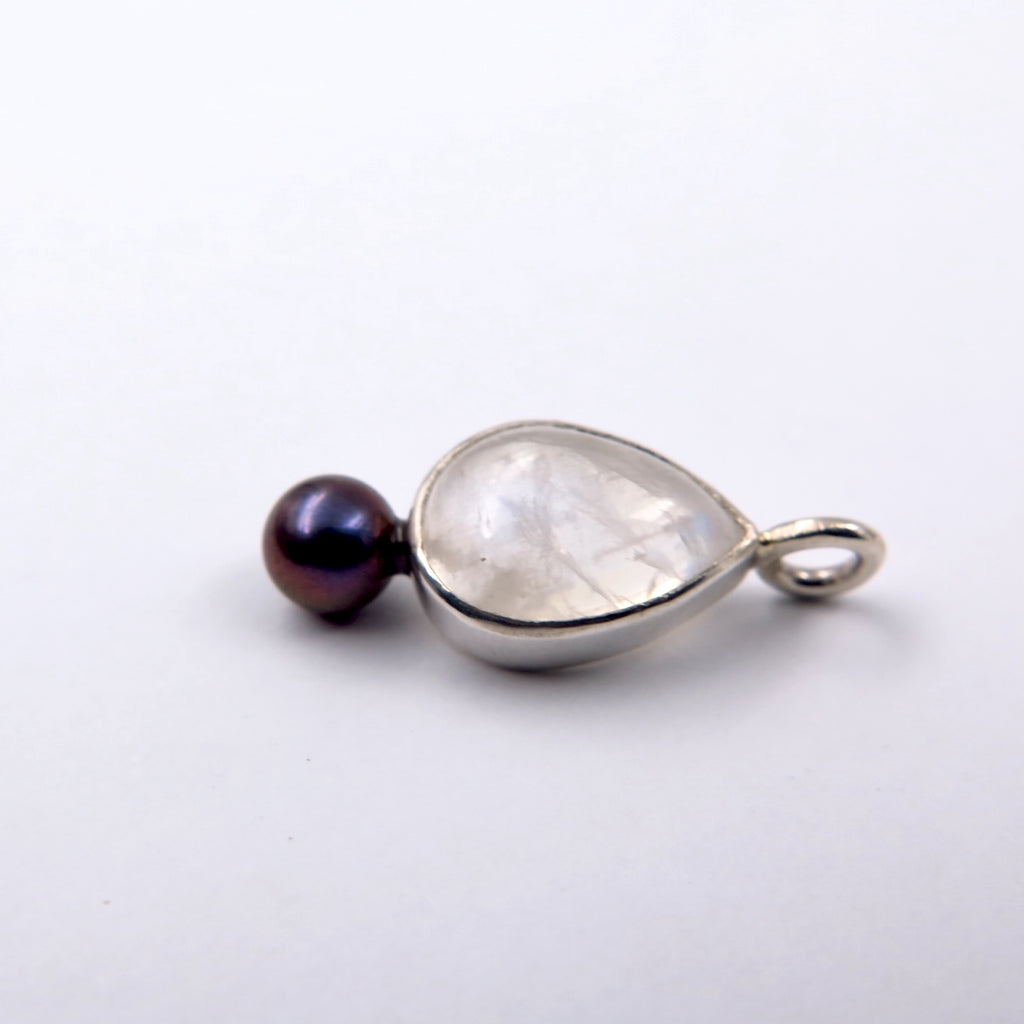 Aura Pendant in Moonstone & black pearl - Alkisti Jewelry